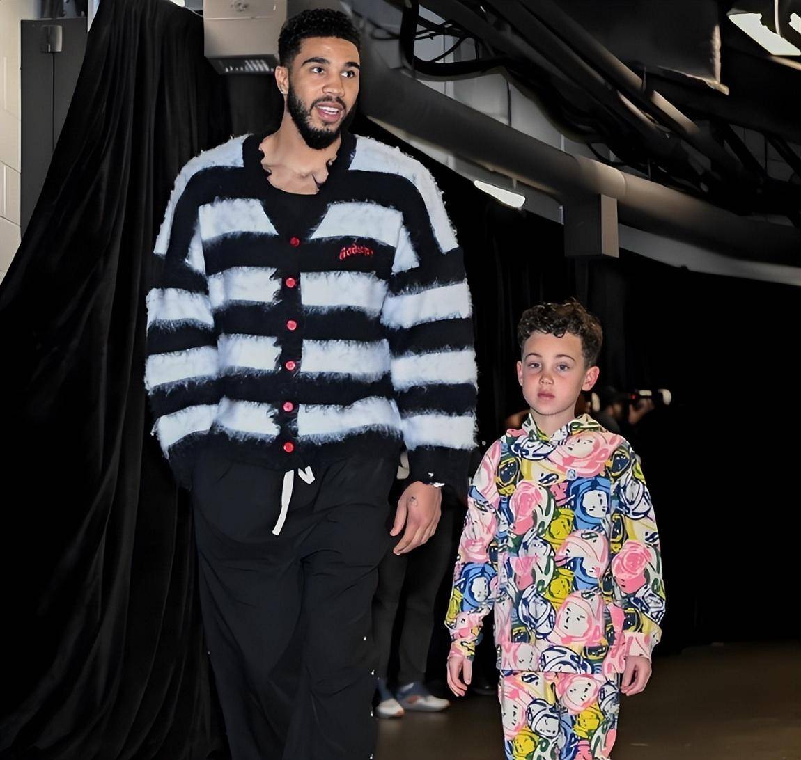 九游体育-塔图姆重返赛场，持续失利首场状态出色，美国队观众沸腾！观众掌声雷动-九游体育